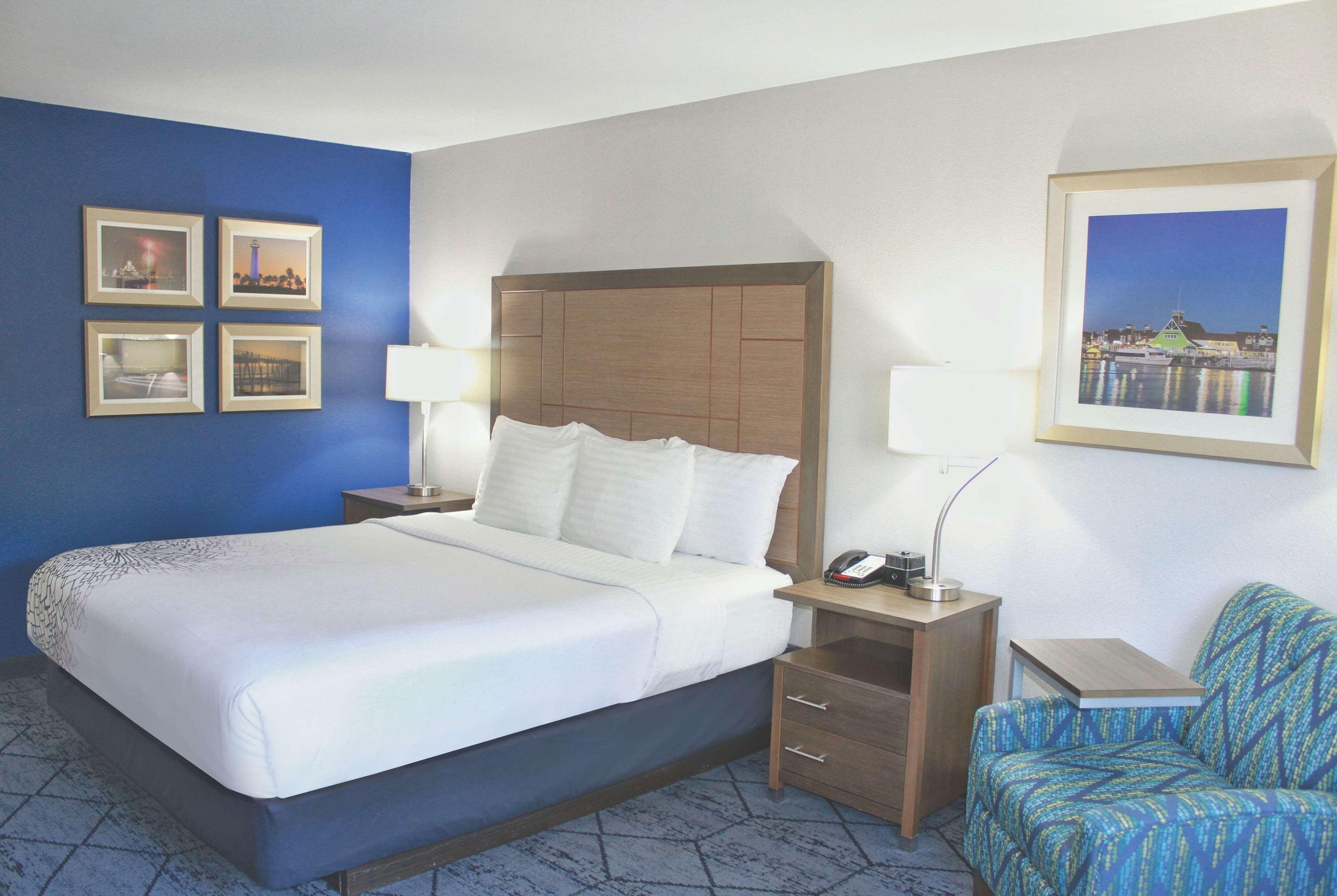 La Quinta By Wyndham Ne Long Beach/Cypress Hawaiian Gardens Exterior photo