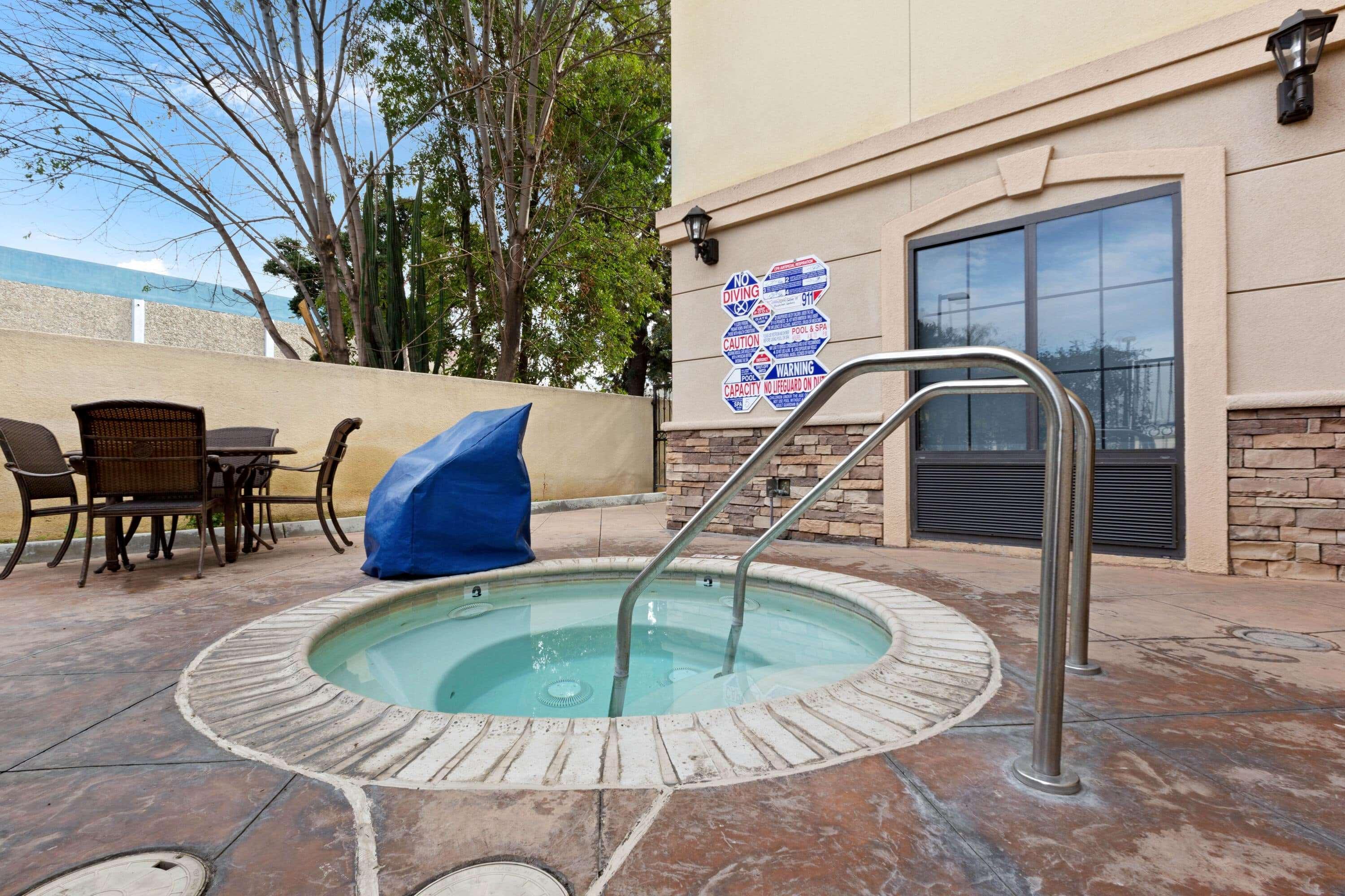 La Quinta By Wyndham Ne Long Beach/Cypress Hawaiian Gardens Exterior photo
