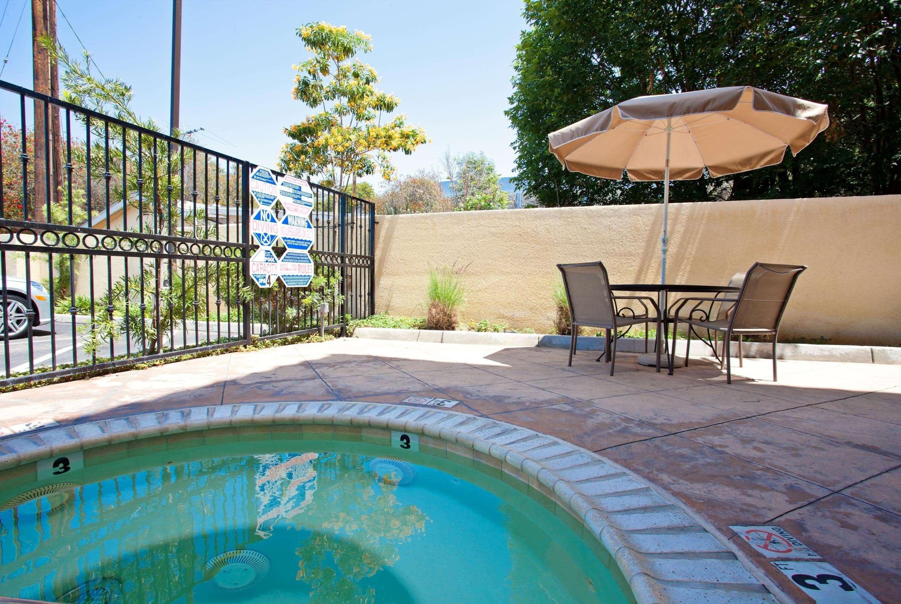 La Quinta By Wyndham Ne Long Beach/Cypress Hawaiian Gardens Exterior photo